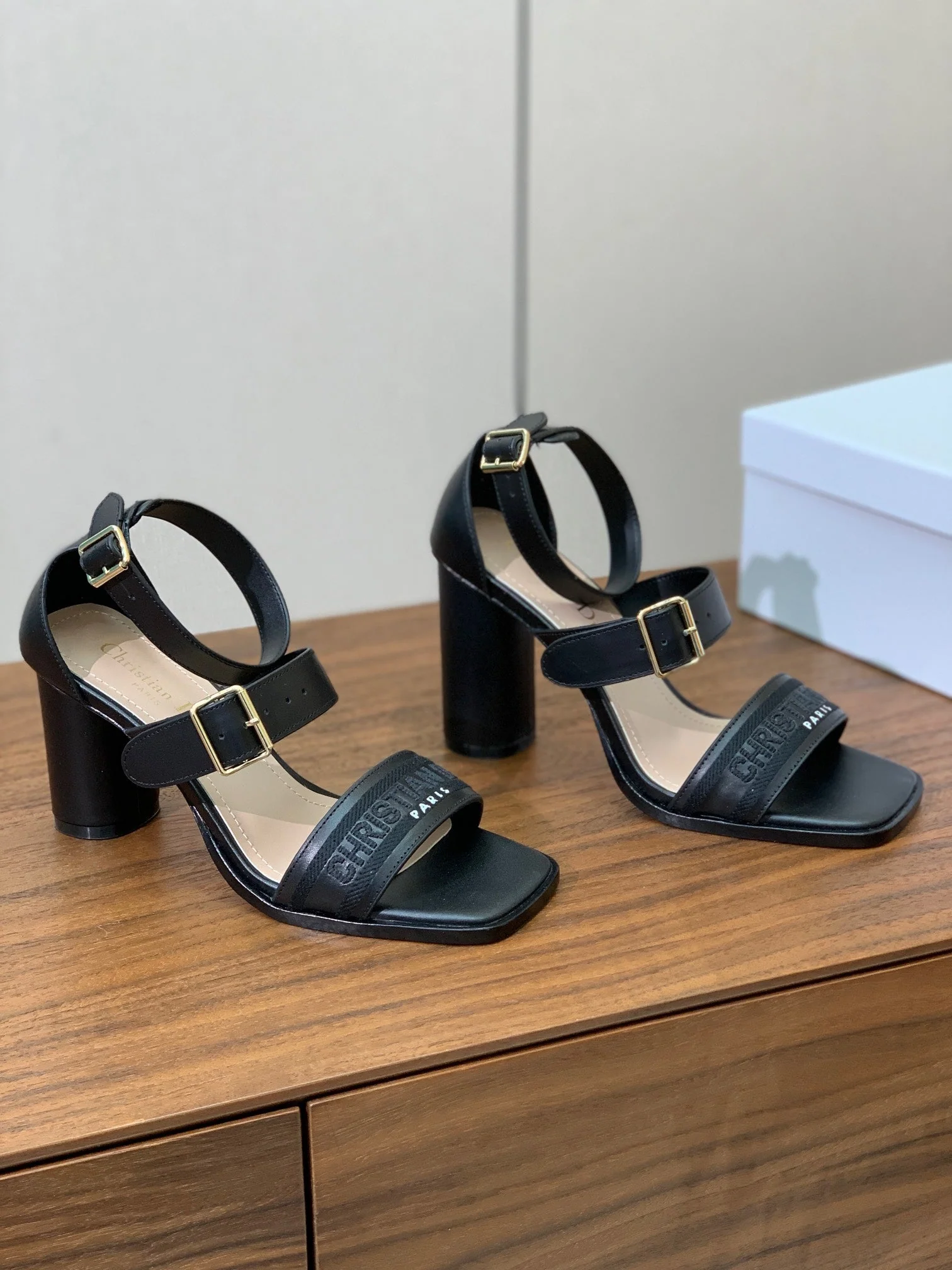 THREE-STRAP HIGH-HEELED EMBROIDERED SANDALS BLACK