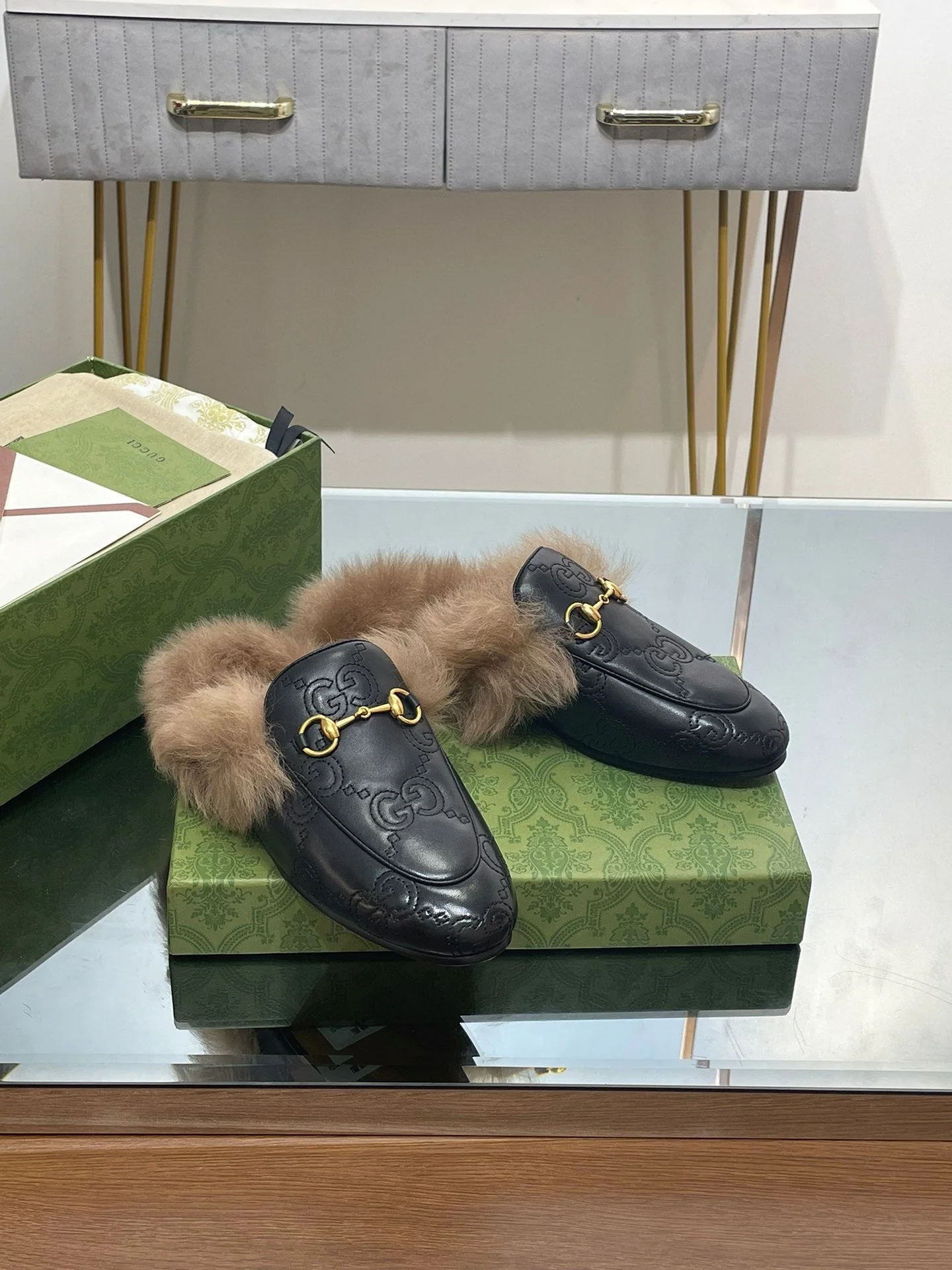 HORSEBIT MULE IN BLACK EMBOSSED CALFSKIN AND LAMB WOOL LINING