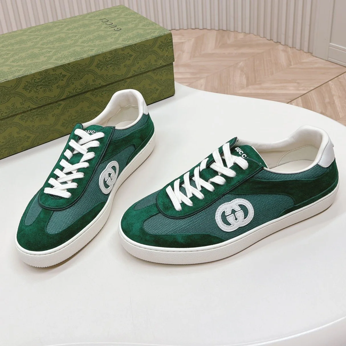 SNEAKER WITH INTERLOCKING G IN GREEN FOREST SUEDE AND MESH