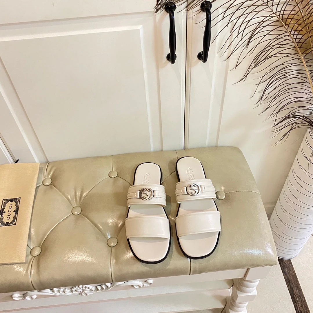 GG SANDAL WITH ROUND INTERLOCKING G IN WHITE CALFSKIN