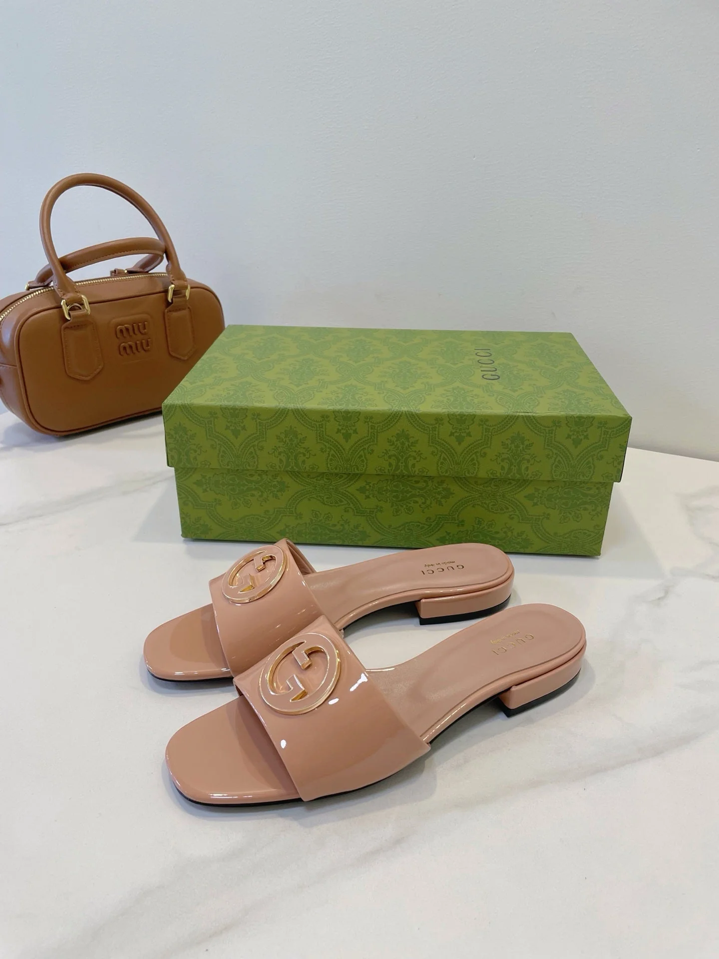 SLIDE SANDALS IN DESERT SAND GLOSSY SHEEPSKIN ENAMELLED ROUND INTERLOCKING G