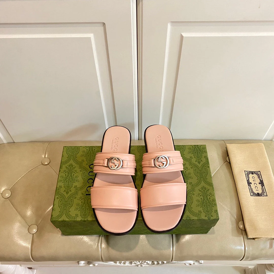 GG SANDAL WITH ROUND INTERLOCKING G IN LIGHT PINK CALFSKIN