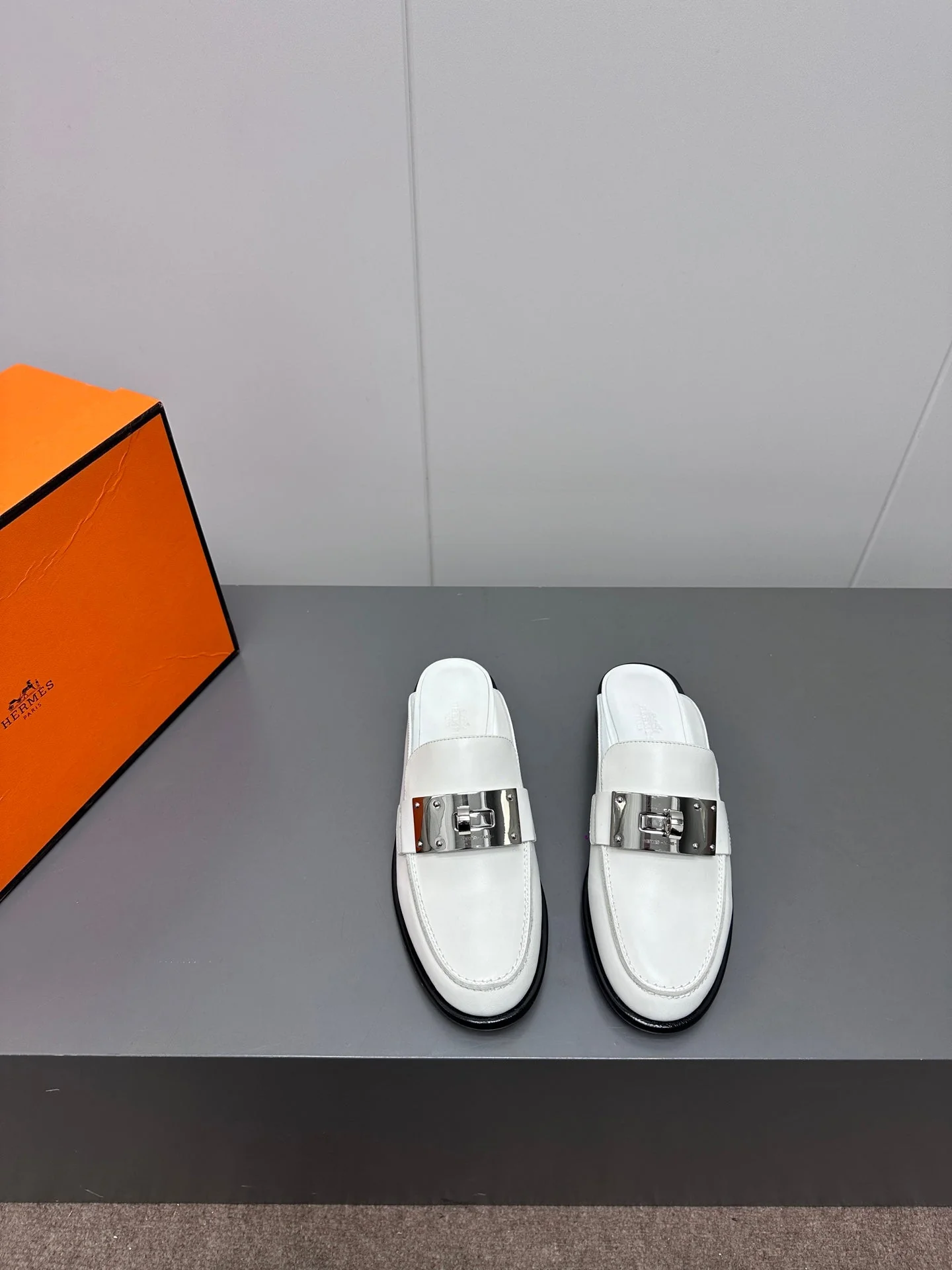 0Z MULE IN WHITE LAMBSKIN