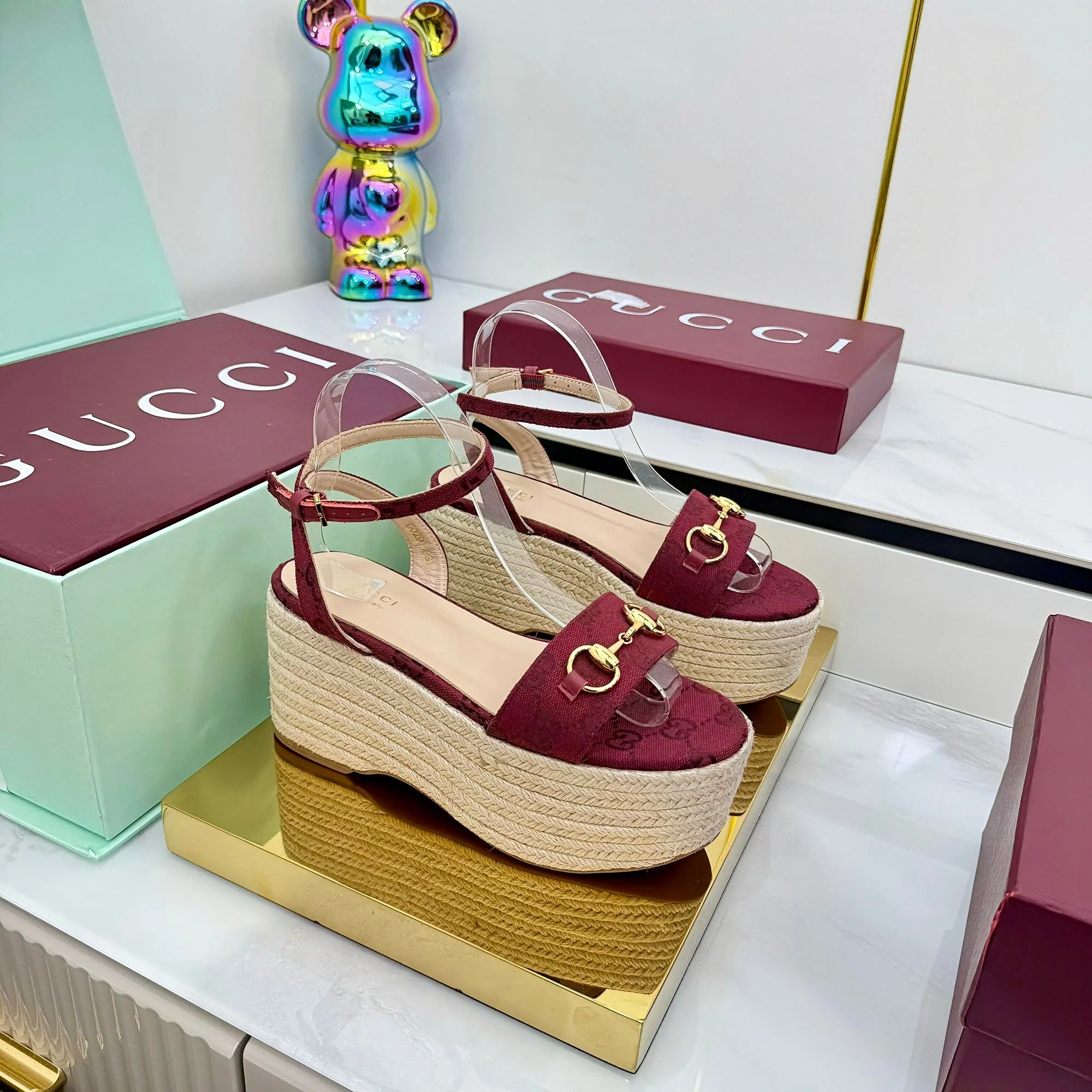 GG HIGH WEDGE SANDALS IN RED FABRIC AND RAFFIA WITH GOLD HARDWARE
