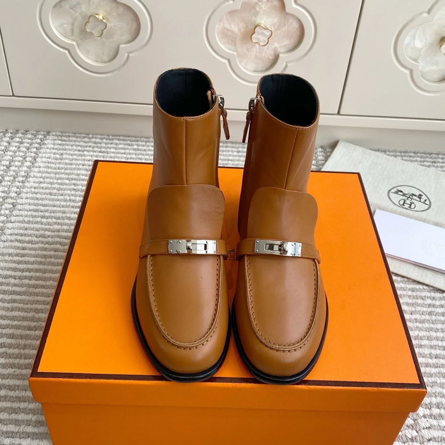 HM 25S KELSY ANKLE BOOT IN BROWN LAMBSKIN WITH SILVER HARDWARE