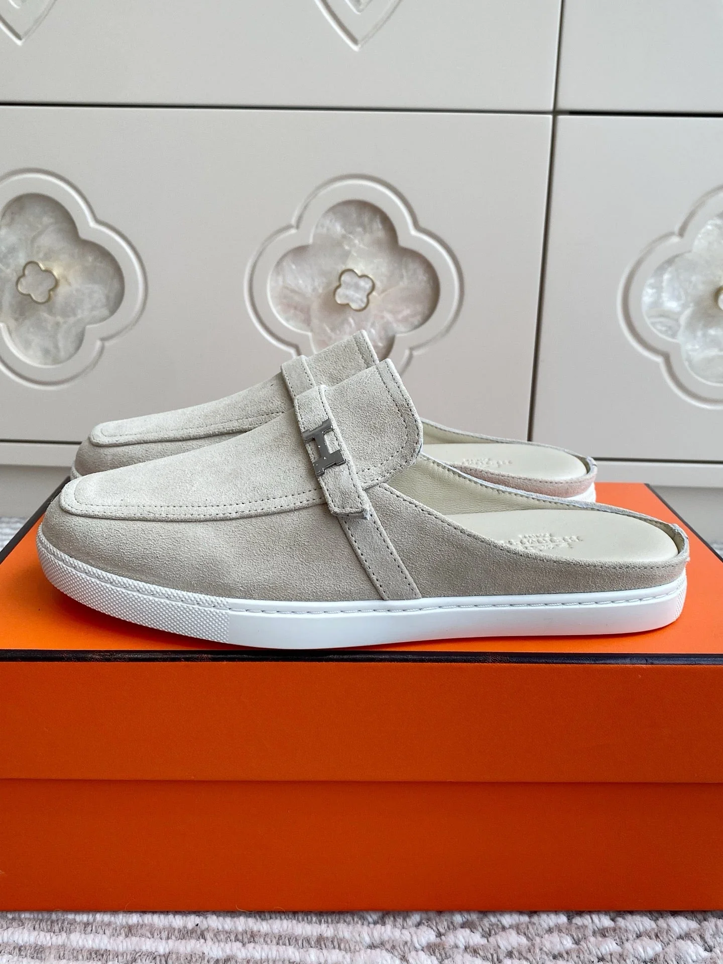 HM 25S MULES IN CREAM WHITE SUEDE WITH SILVER HARDWARE