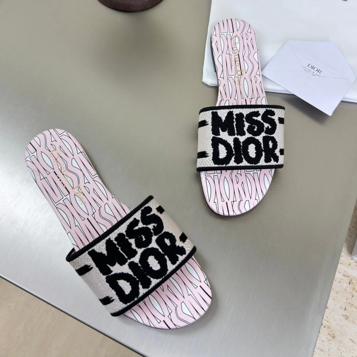 DWAY SLIDE EMBROIDERED COTTON AND LIGHT PINK MISS DIOR ALLOVER MOTIF