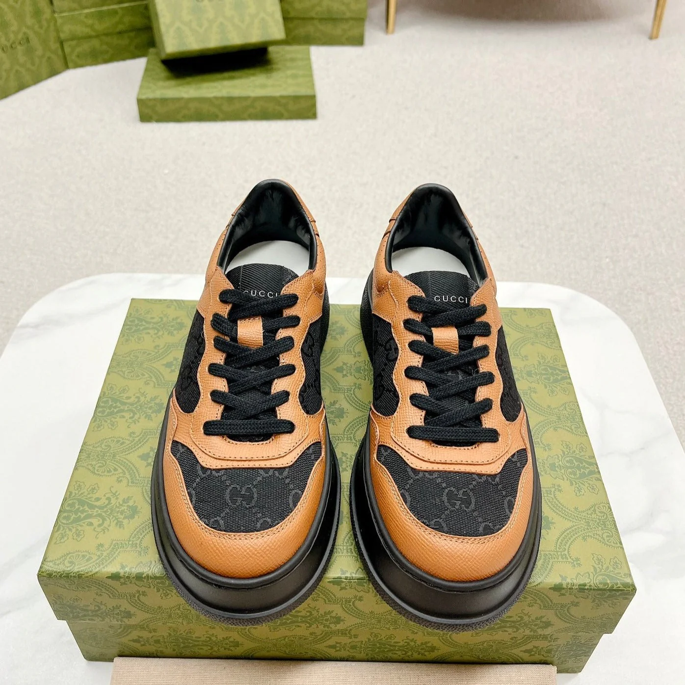 GG TRAINER BLACK AND TAWNY CALFSKIN