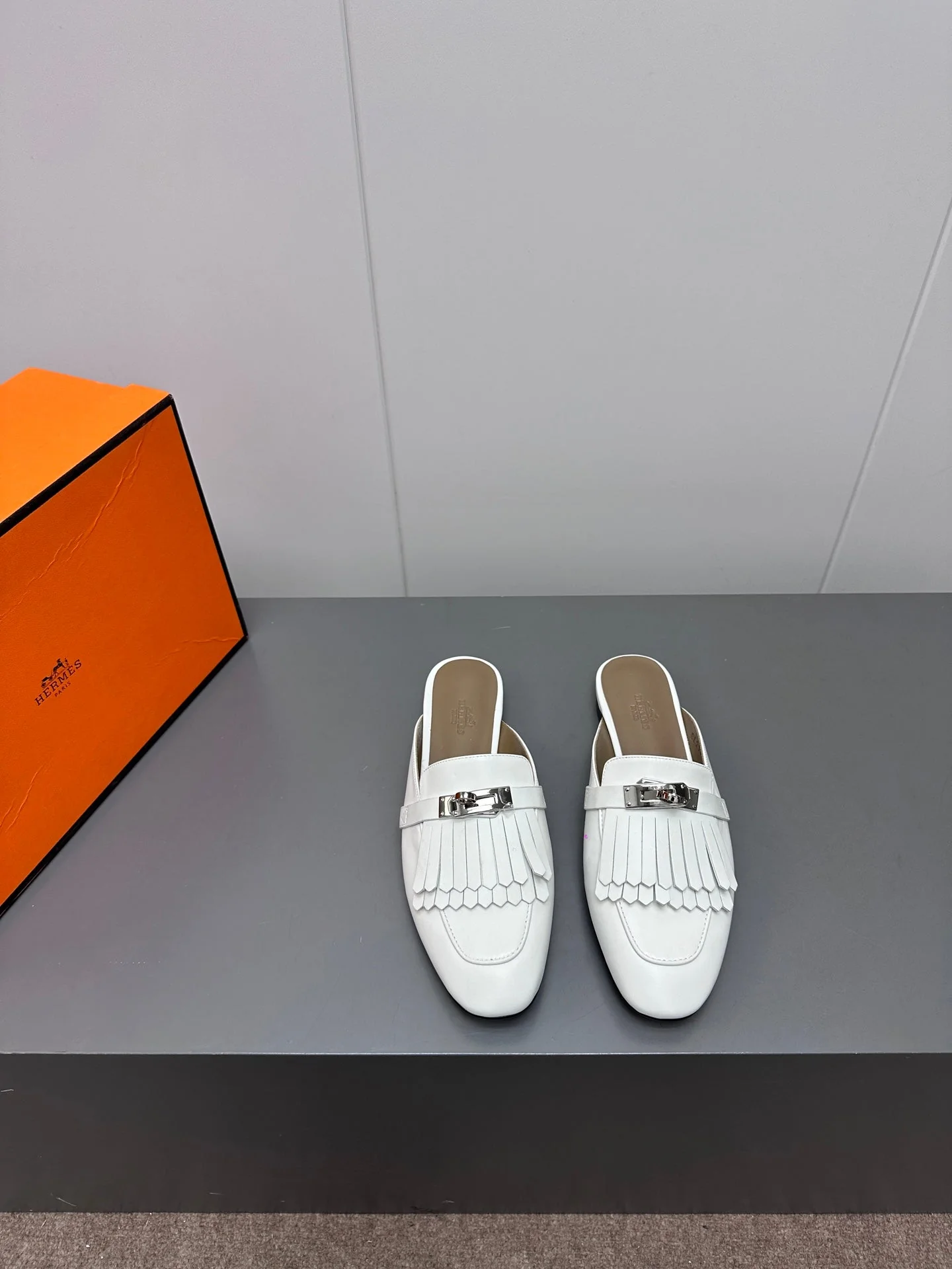 0Z MULE IN WHITE LAMBSKIN WITH FRINGE DETAIL
