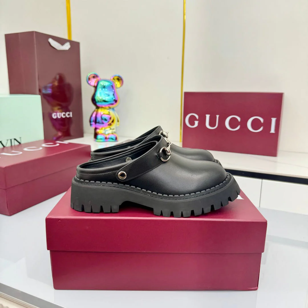 GG PLATFORM MULES 25S IN BLACK CALFSKIN