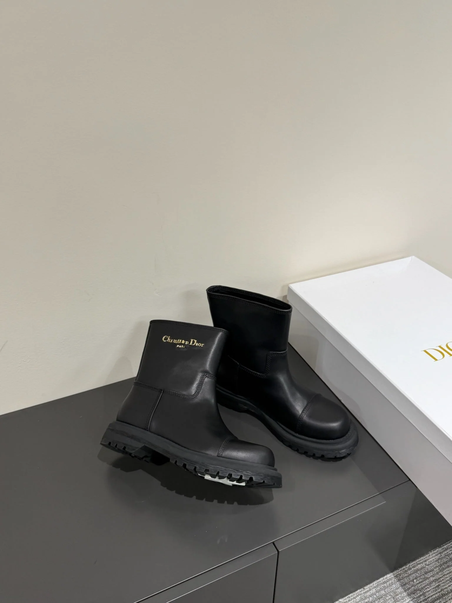 D-TOWN ANKLE BOOTS IN BLACK CALFSKIN