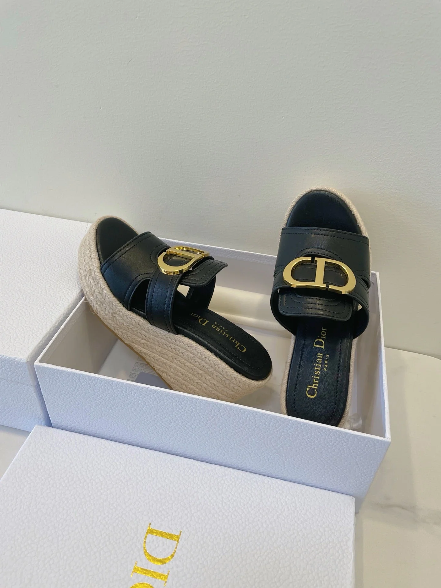 MONTAIGNE WEDGE SLIDE 95MM IN BLACK CALFSKIN