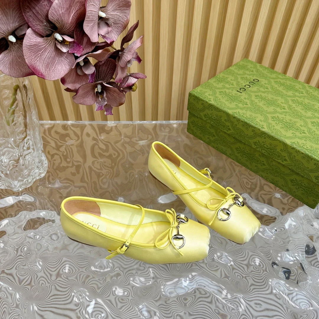 BALLET FLAT IN LIGHT YELLOW SILK WITH SILVER HARDWARE