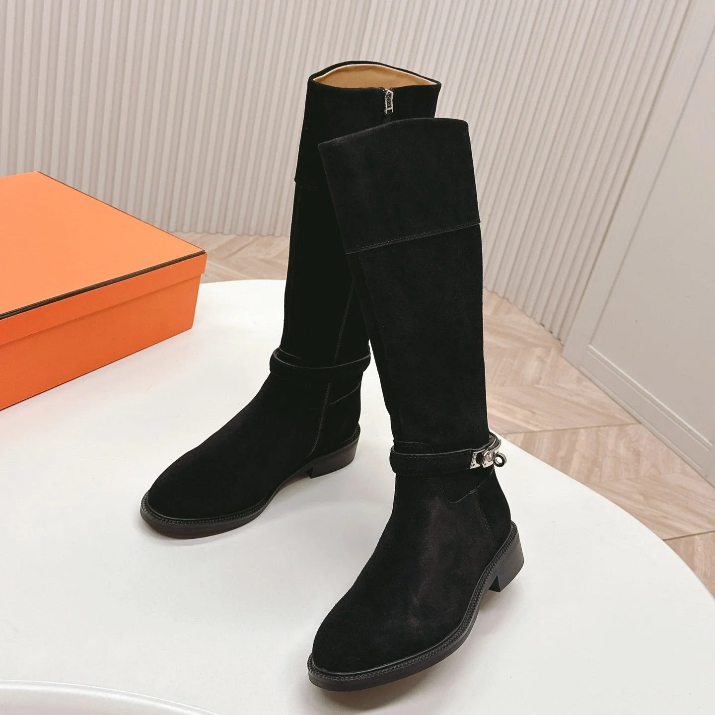 KNEE HIGH BOOTS IN BLACK SUEDE WITH SILVER BUCKLE