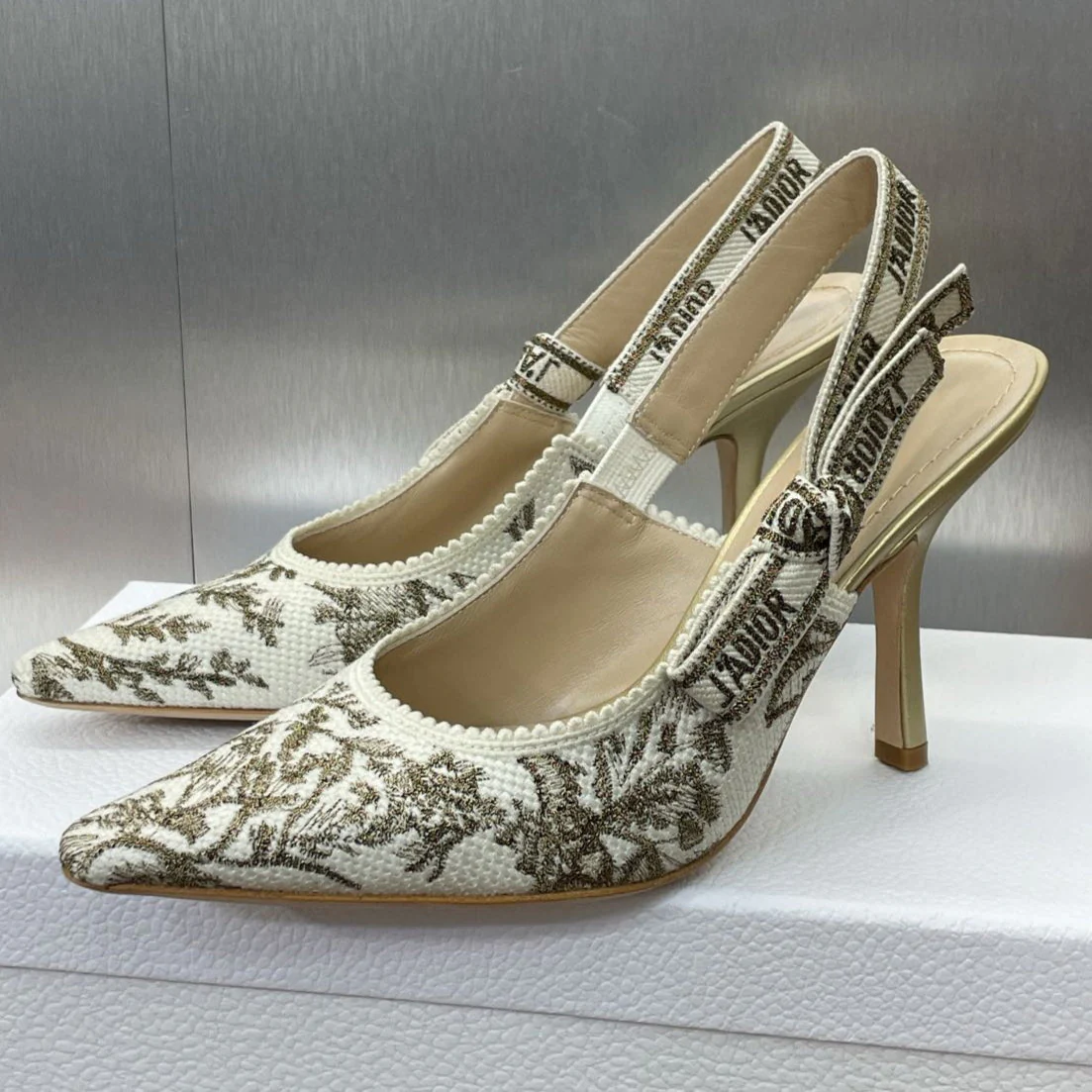 J'ADIOR HIGH SLINGBACK PUMP WHITE AND GOLD-TONE MILLEFIORI JACQUARD 95 MM