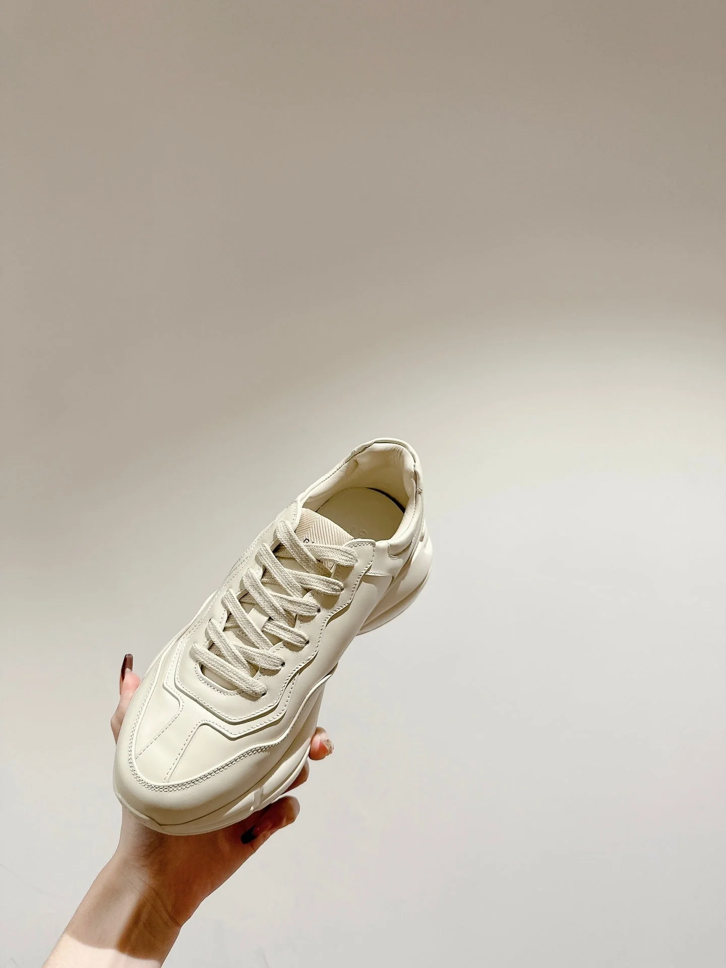 GG RHYTON TRAINER WHITE CALFSKIN WITH NAVY LOGO