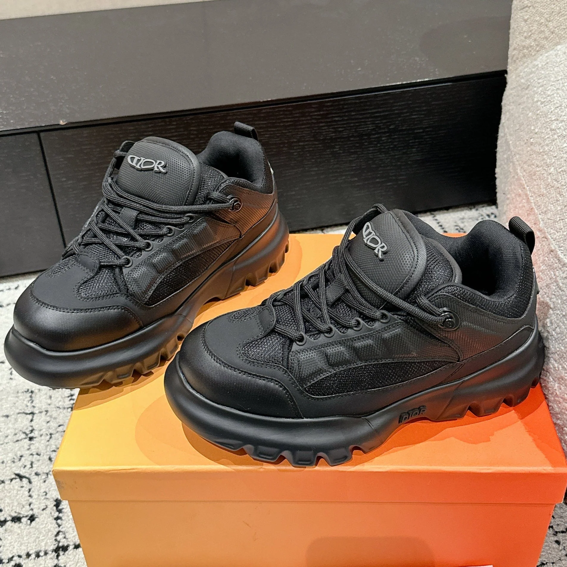 SNEAKER IN BLACK CALFSKIN AND BREATHABLE MESH 175308