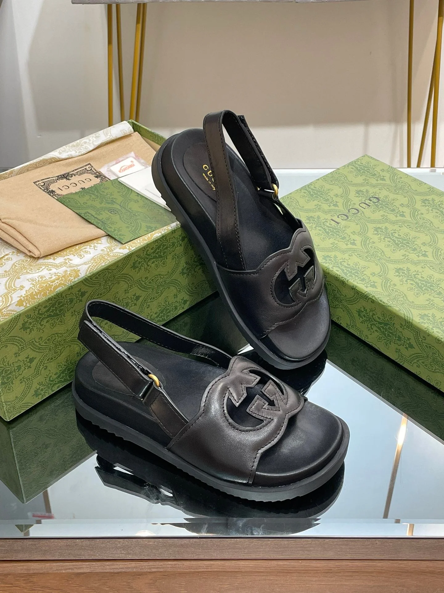 GG INTERLOCKING G CUT OUT SANDAL BLACK LAMBSKIN