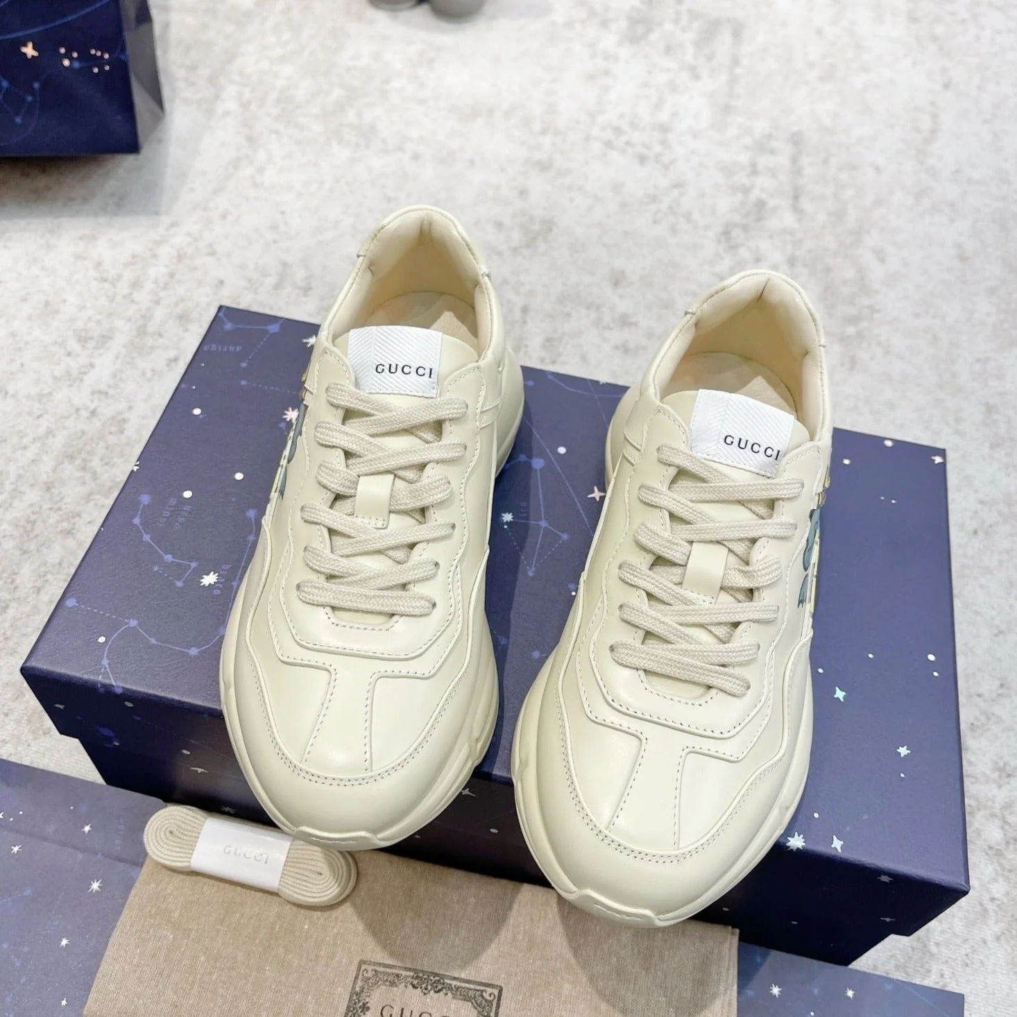 GG RHYTON TRAINER WHITE LAMBSKIN WITH SKY DINO MOTIF