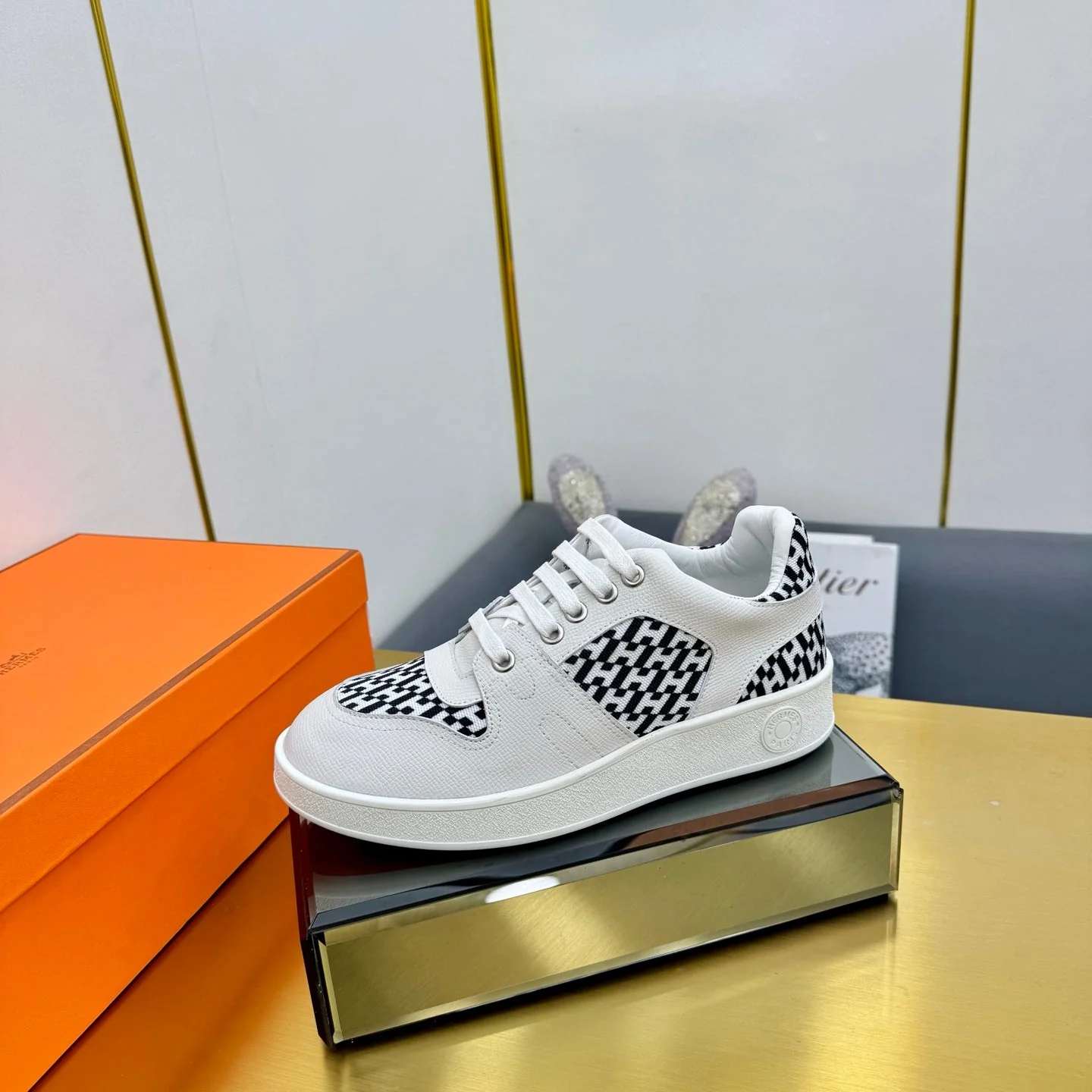 FREE SNEAKER IN WHITE CALFSKIN AND 