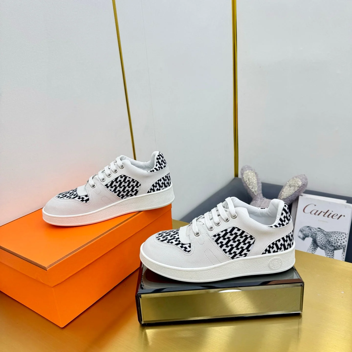 FREE SNEAKER IN WHITE CALFSKIN AND 