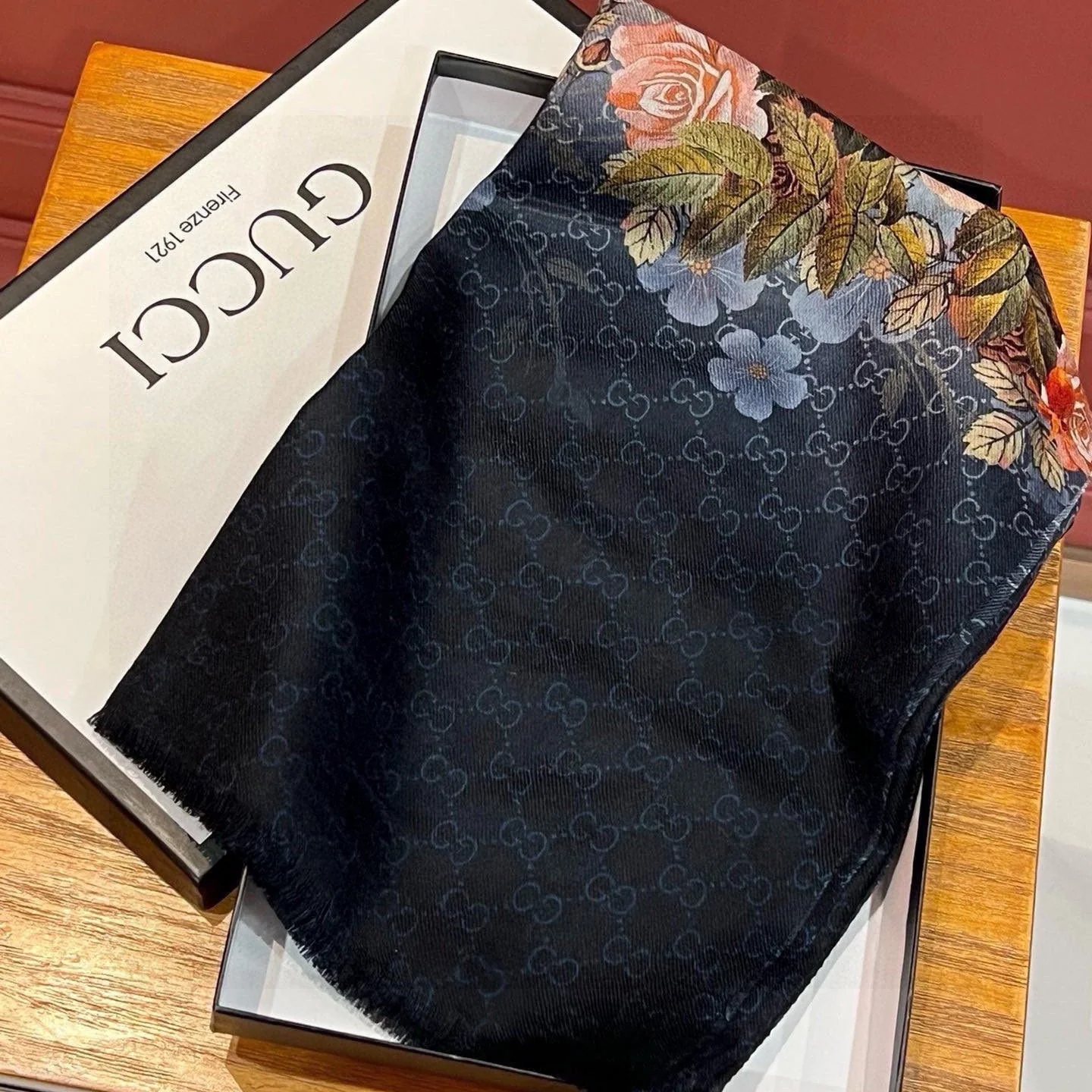GUCCI 25S SCARF 200 IN CASHMERE 733883