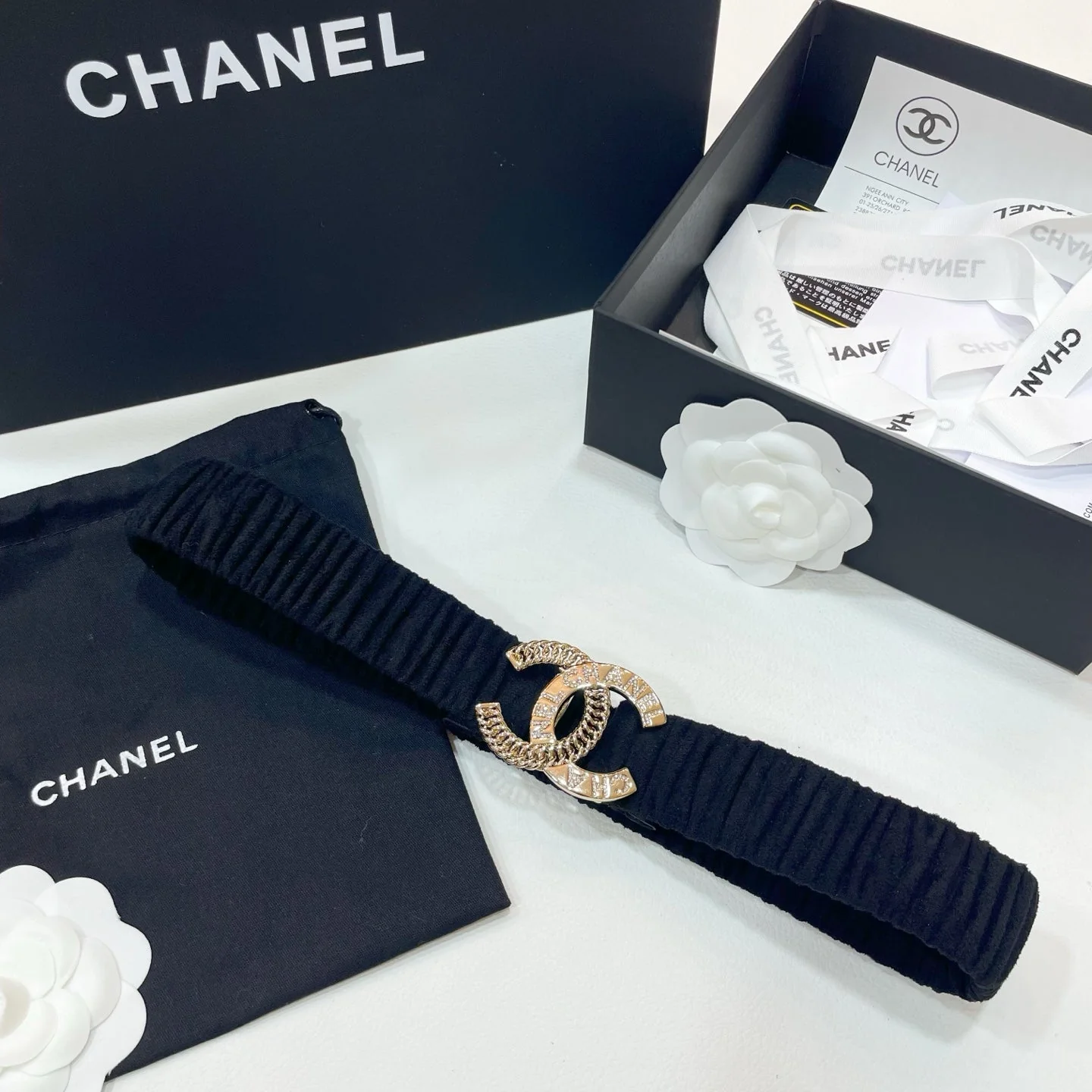DOUBLE CC 30MM STRETCH BELT IN BLACK SUEDUE WITH GOLD CHAIN BUCKLE CRYSTAL DETAIL