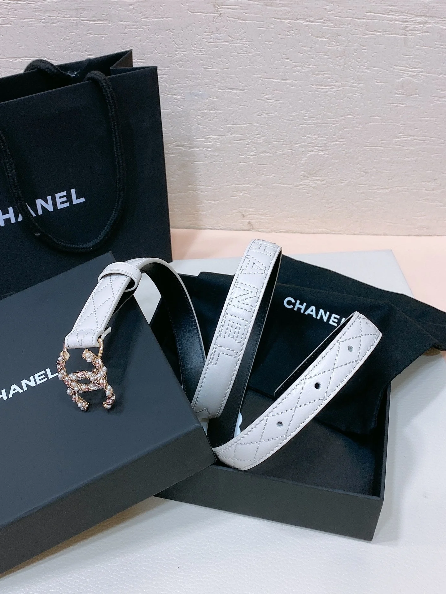 CC BELT 20MM IN WHITE EMBROIDERED CALFSKIN GOLD HARDWARE ATTACH PEARL
