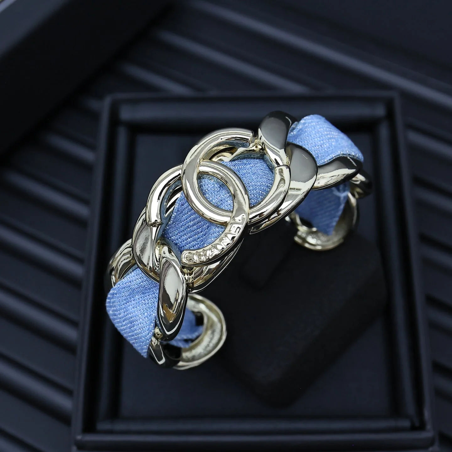 CC 25P IN DENIM-THREADED WIDE CHAIN GOLD METAL BRACELET
