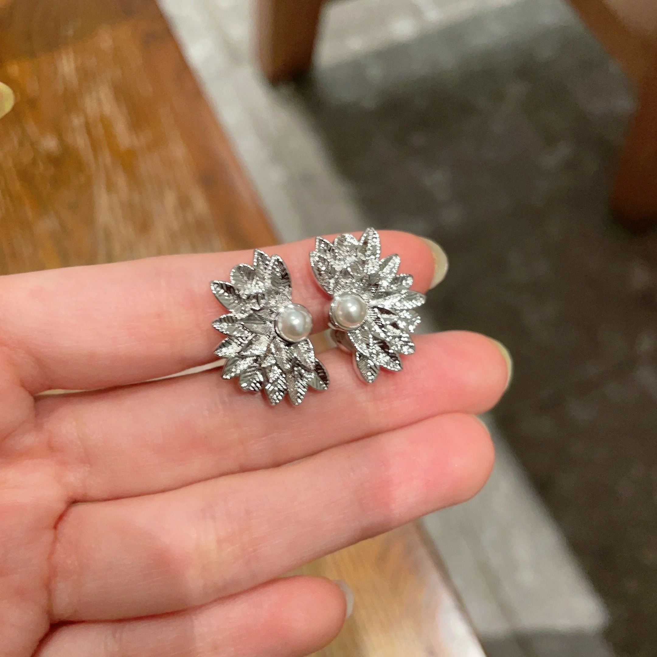 DOUBLE C STUD EARRINGS IN HALF-FLOWER SHAPE WITH PEARL CENTER