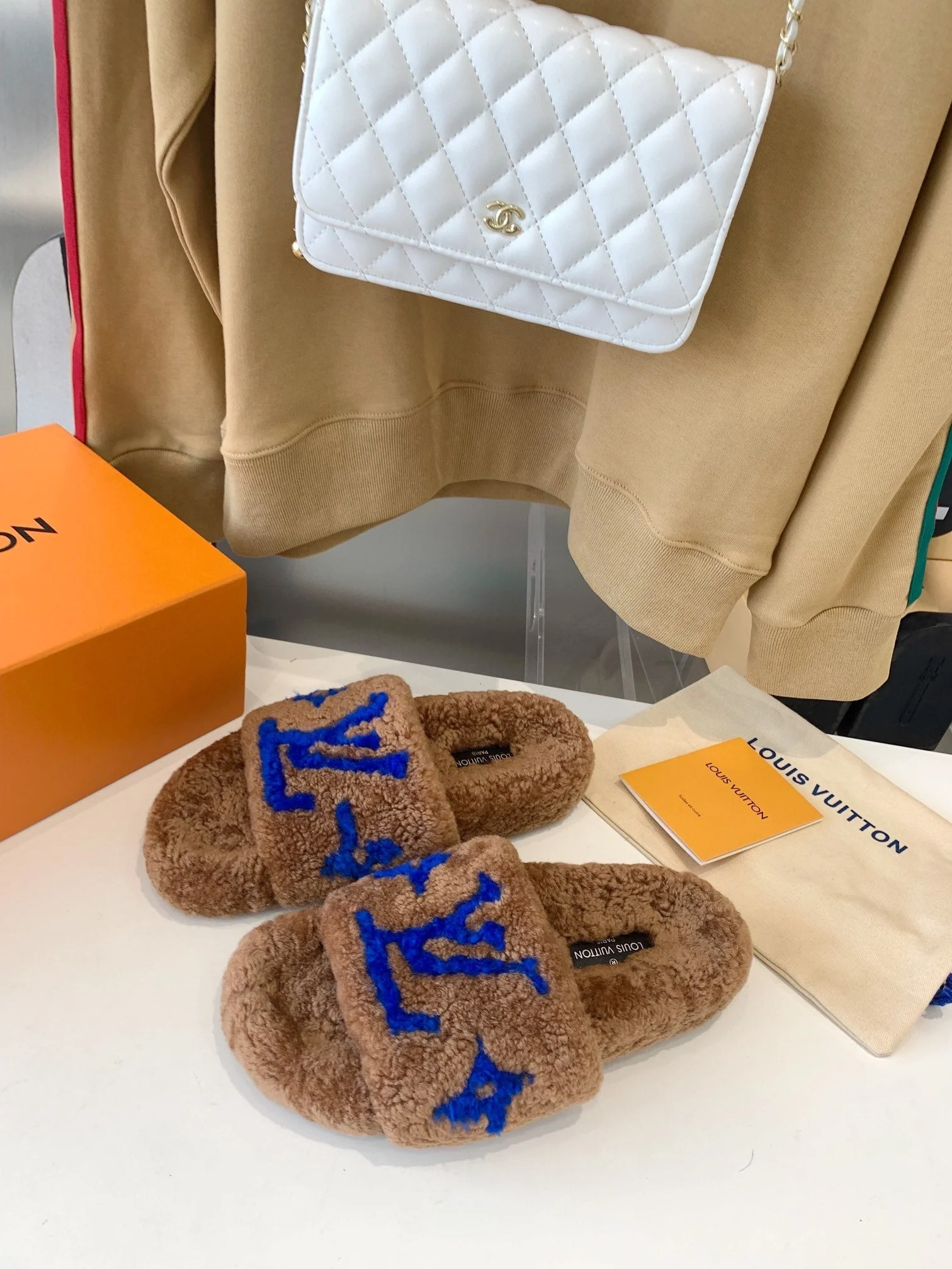 LV WOMEN'S PASEO FLAT SLIPPER IN BROWN FLEECE WITH BLUE LOGO