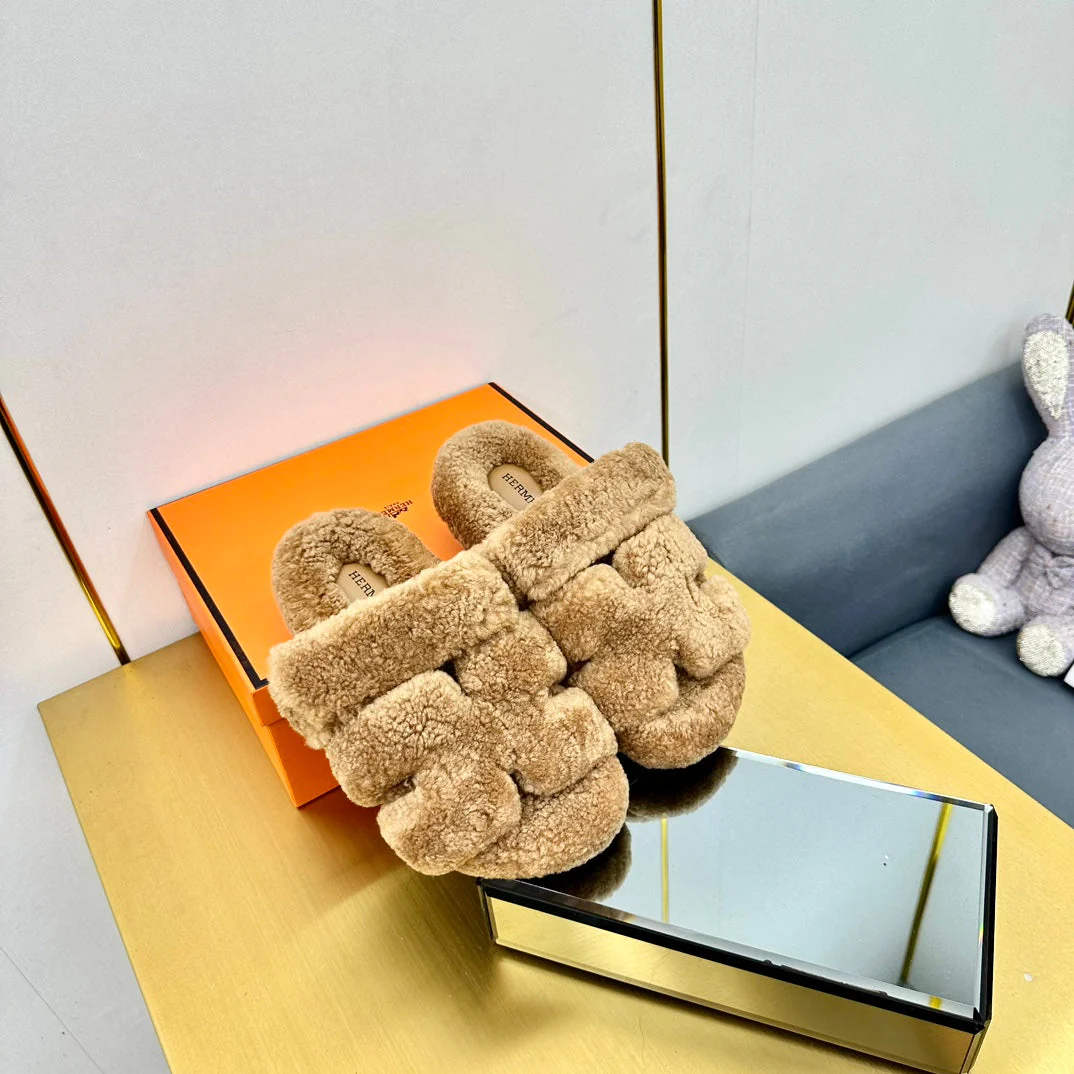 CHYPRE SANDAL IN PEANUT BROWN SHEARLING
