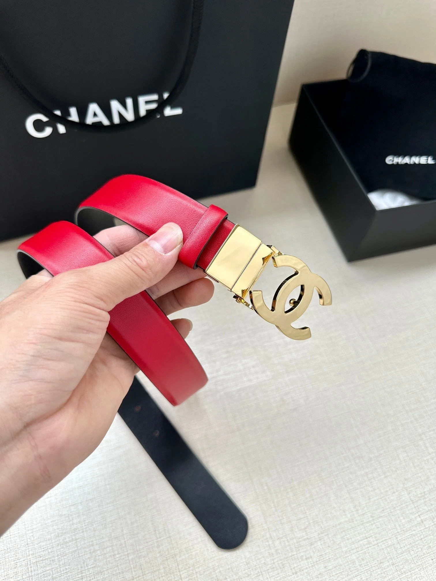 CC 30MM BELT IN CHERRY RED AND BLACK CALFSKIN WITH GOLD HARDWARE
