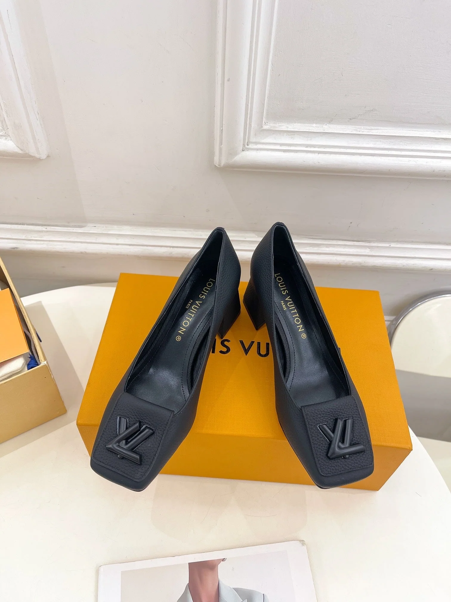 SHAKE PUMP BLOCK HEEL 5.5 CM SANDALS IN BLACK PEPPLE CALFSKIN