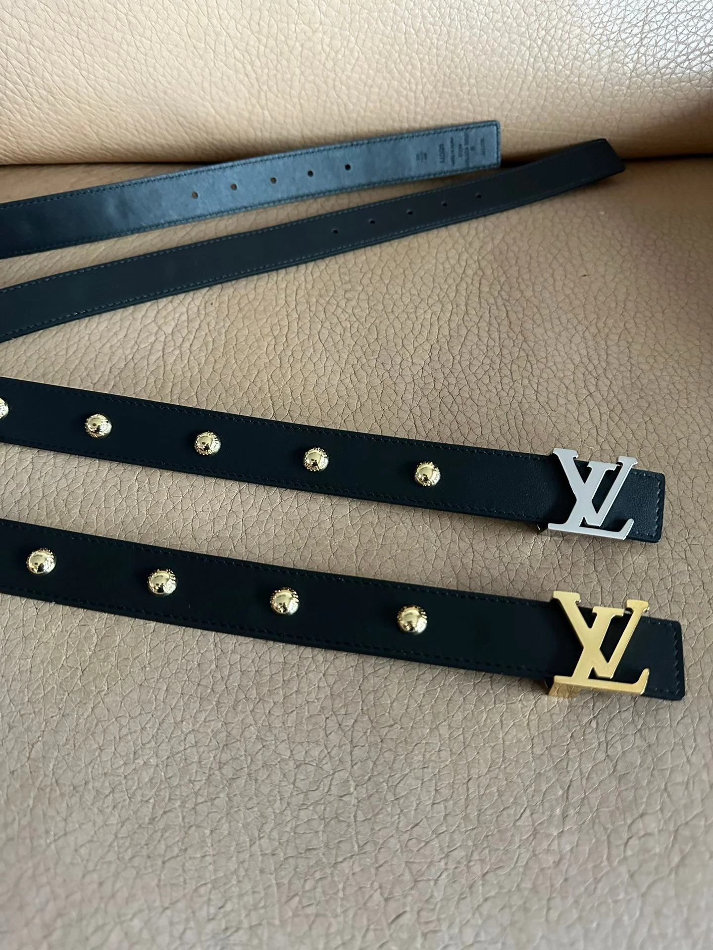 LV INITIALES STUDS 30 MM REVERSIBLE BELT IN BLACK CALFSKIN GOLD HARDWARE