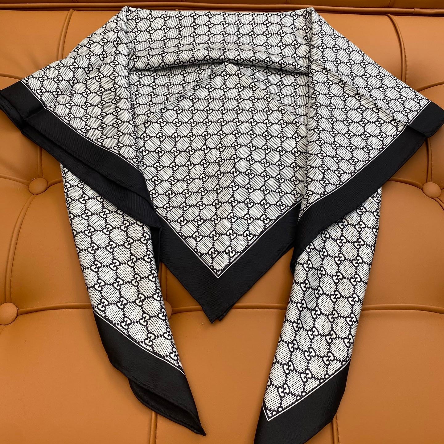 GUCCI 25S SCARF 90 IN SILK 709697
