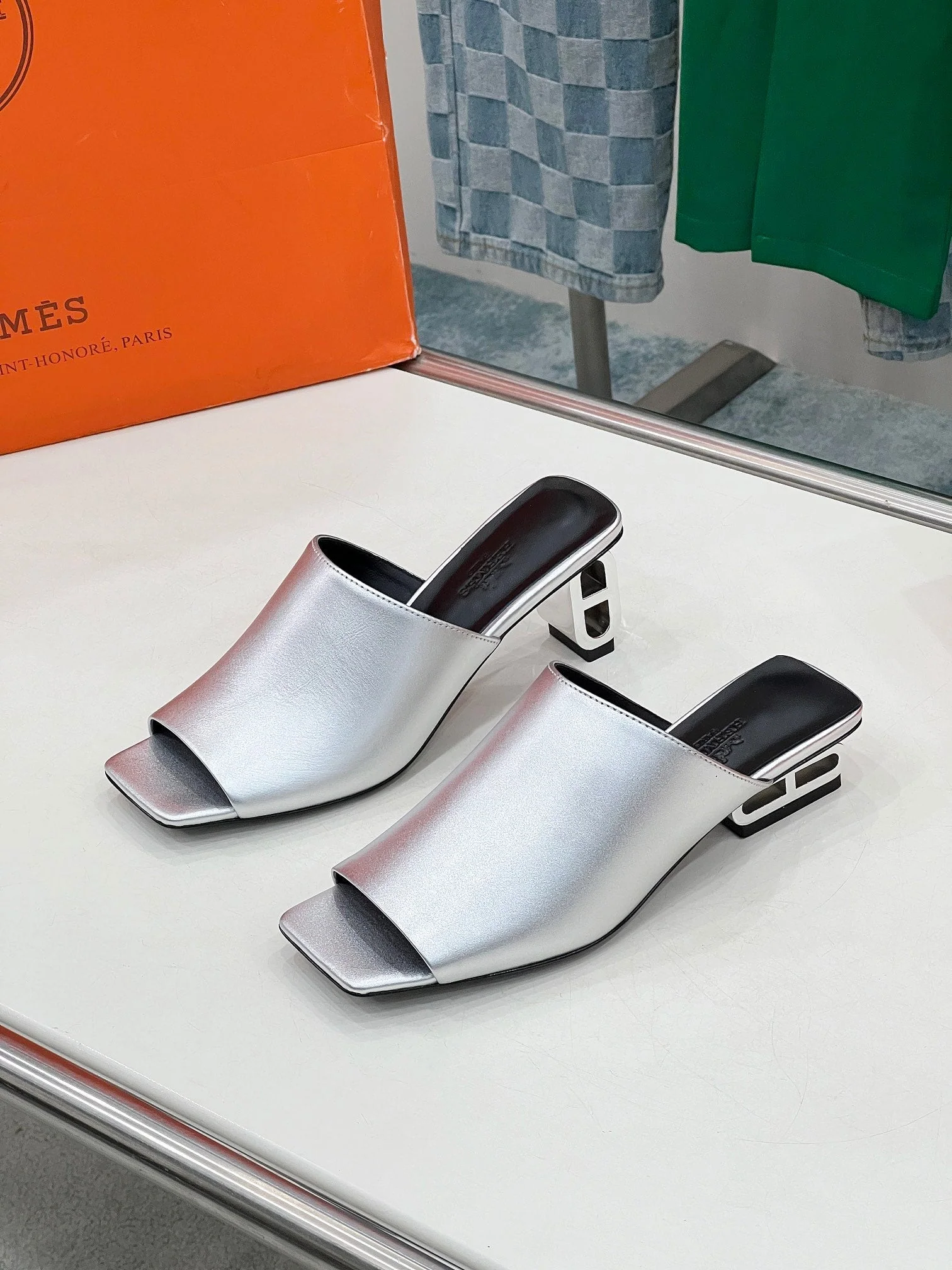 IDOLE SANDAL IN SILVER CALFSKIN