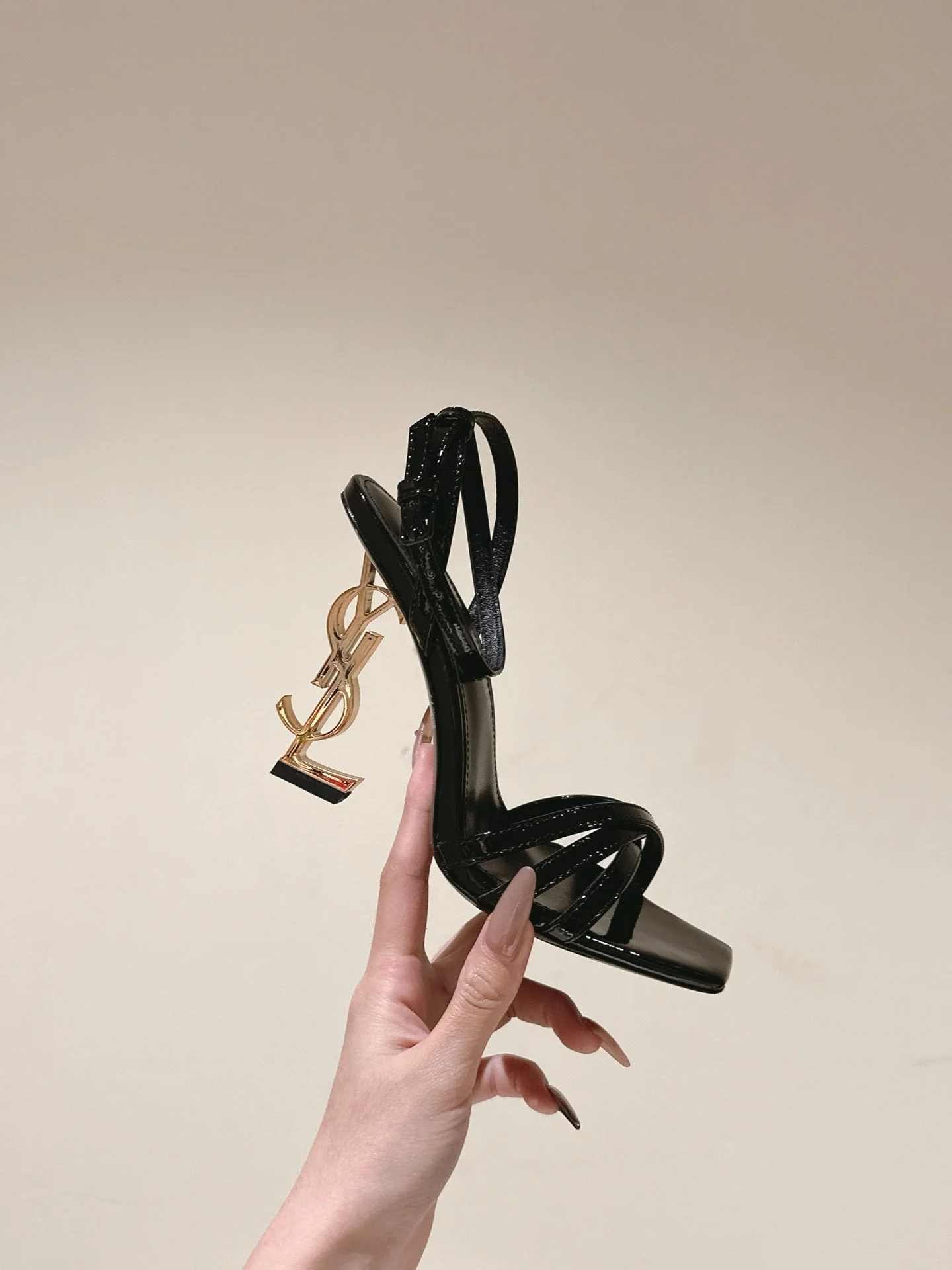 YSL 25S HIGH-HEEL SANDALS 100 MM IN BLACK GLOSSY LAMBSKIN WITH YSL LOGO HEEL DESIGN IN GOLD