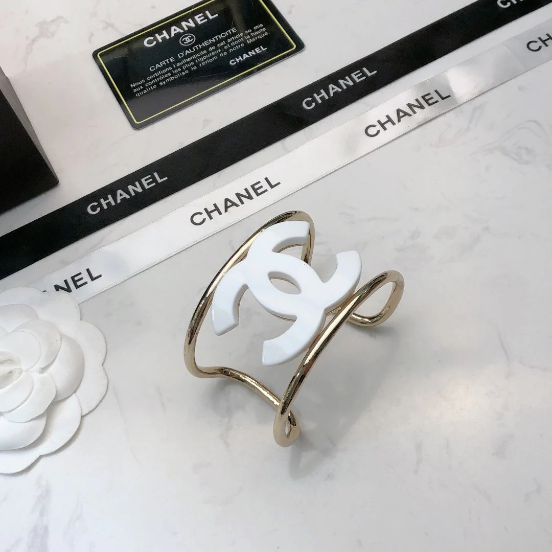 DOUBLE C BRACELET IN GOLD METAL RESIN LOGO