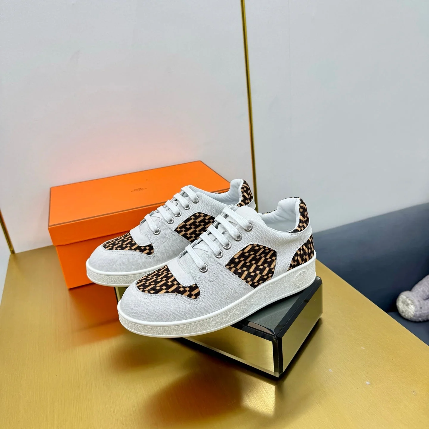 FREE SNEAKER IN WHITE CALFSKIN AND 