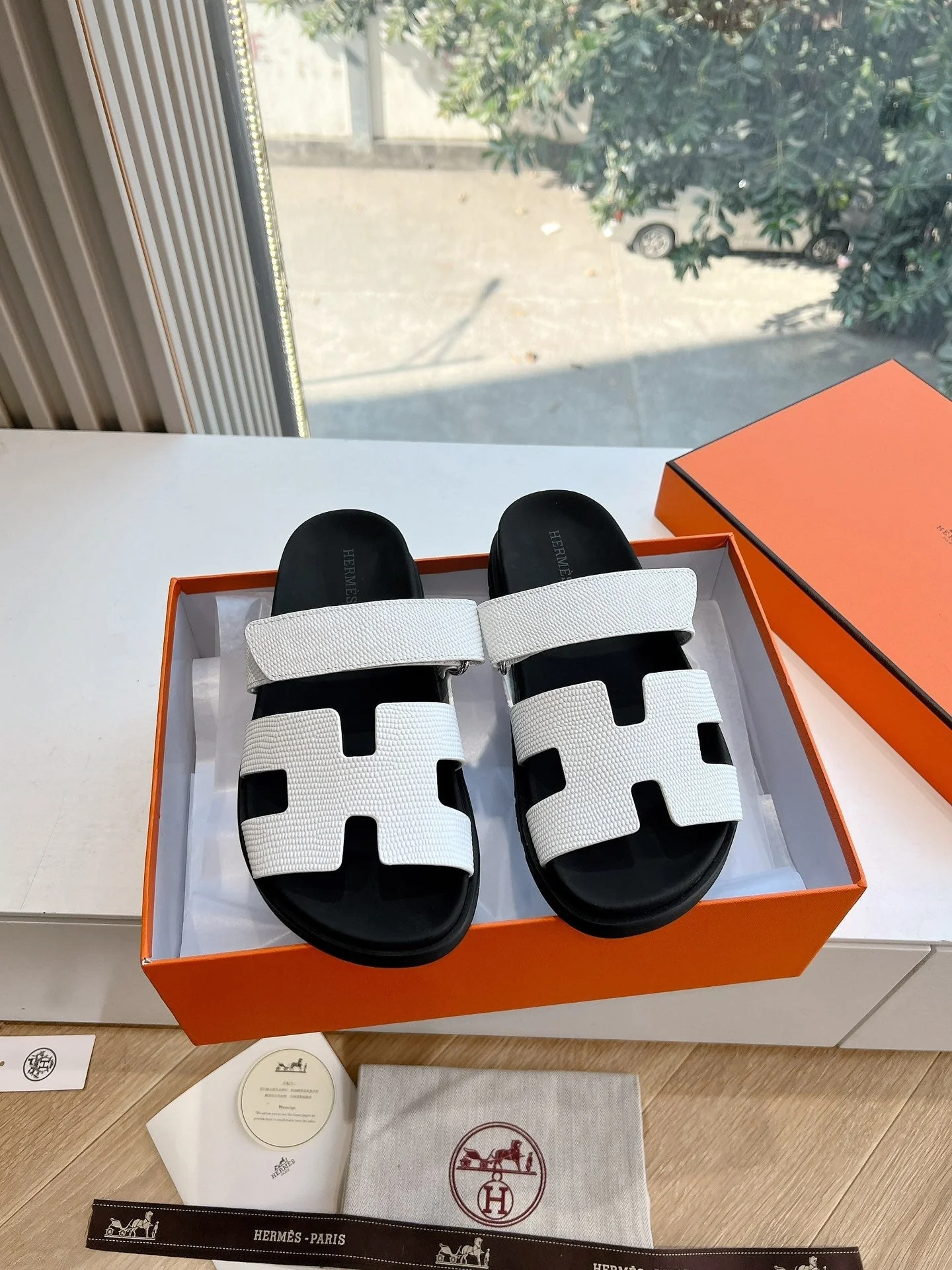 CHYPRE SANDAL IN WHITE SHINY GRAINED CALFSKIN