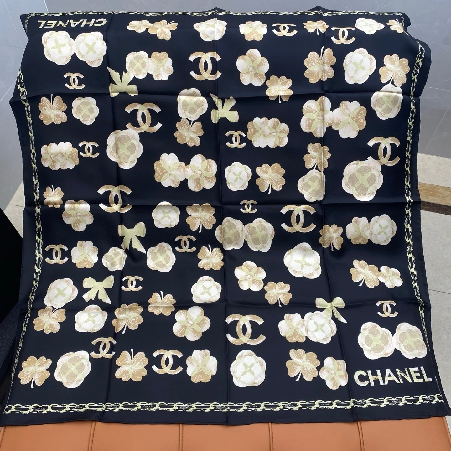 CHANEL 25S SCARF 90 IN SILK 703656