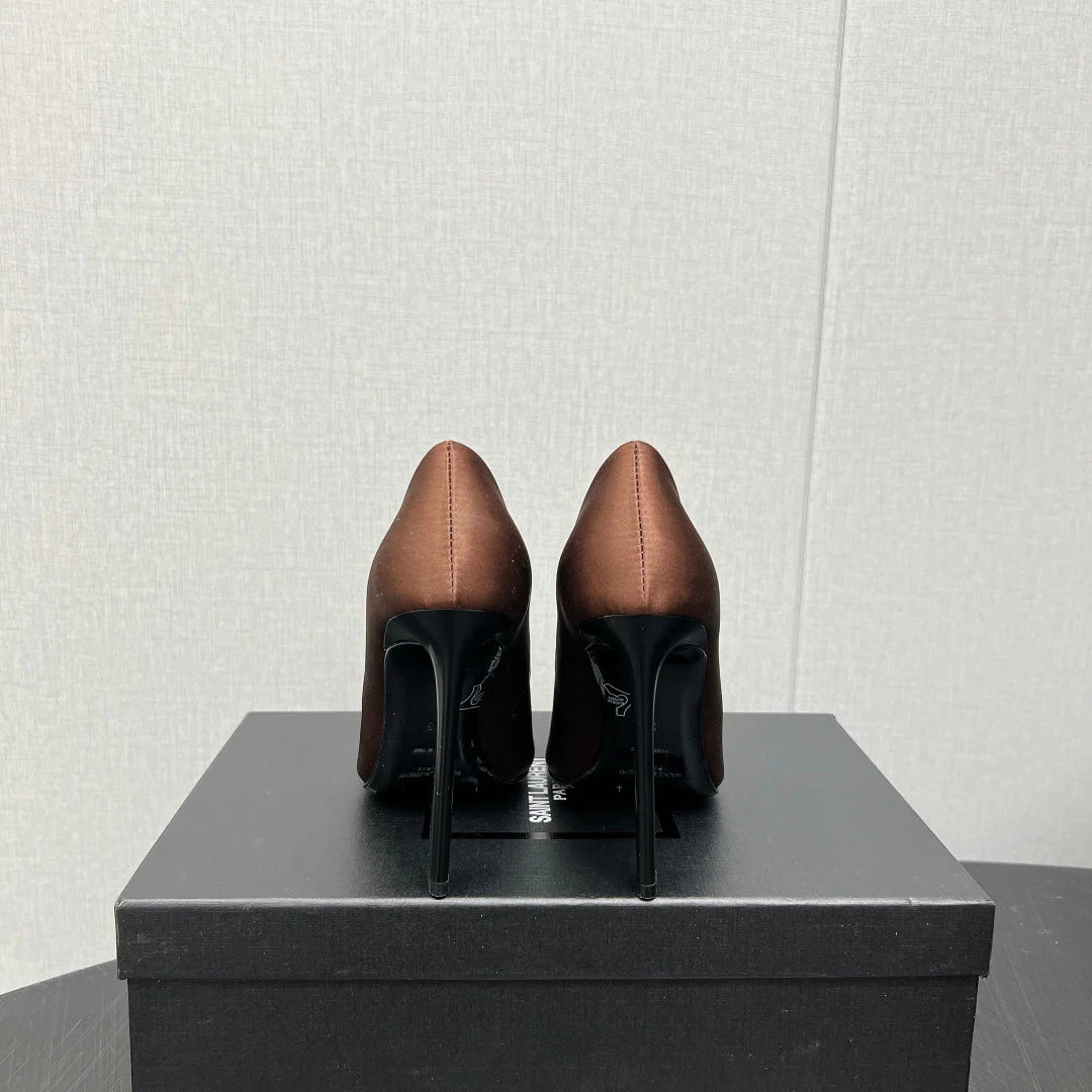 HIGH PUMPS IN TOFFEE BROWN SILK ATTACHED GOLD CHAIN