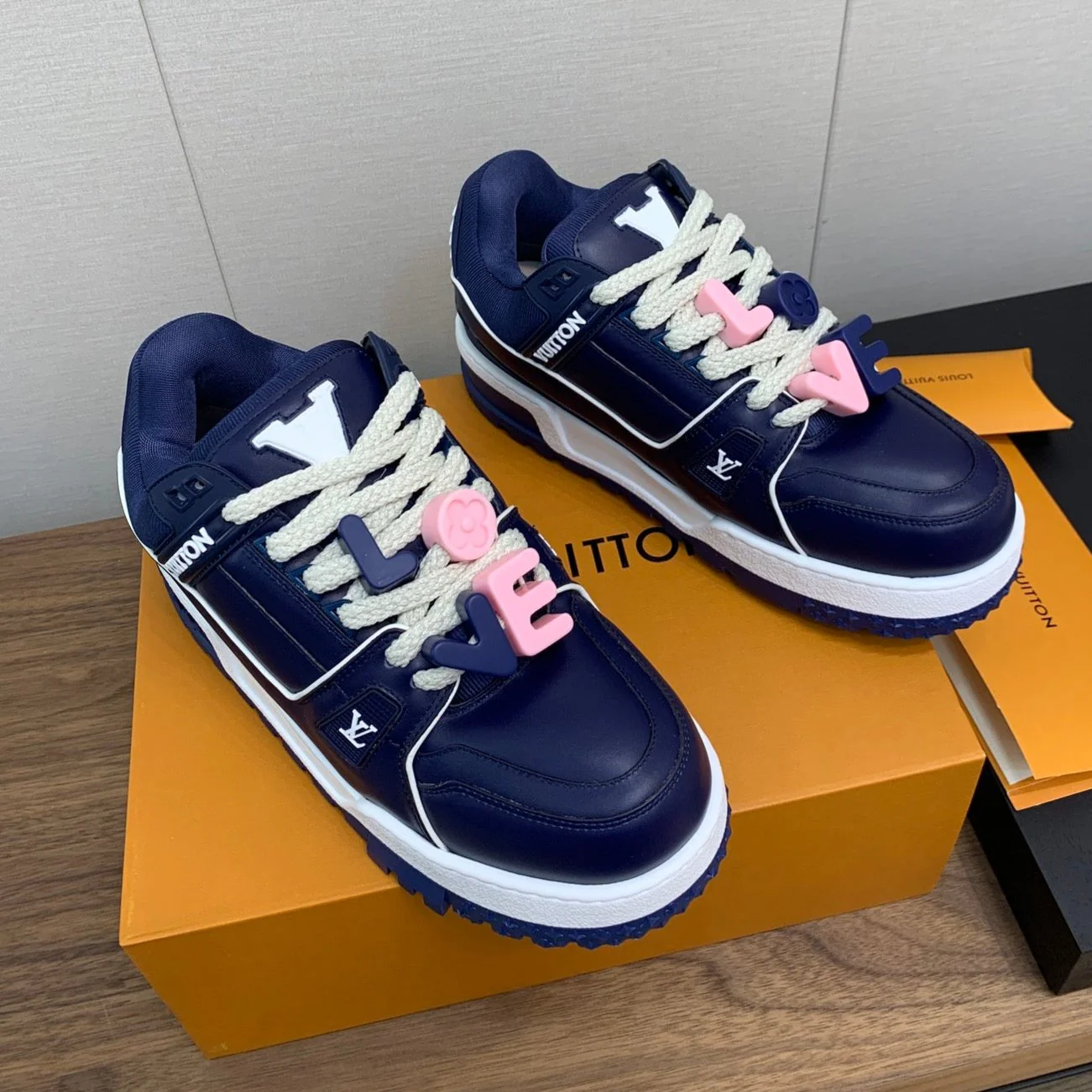 LV WOMEN'S TRAINER IN NAVY BLUE CALFSKIN
