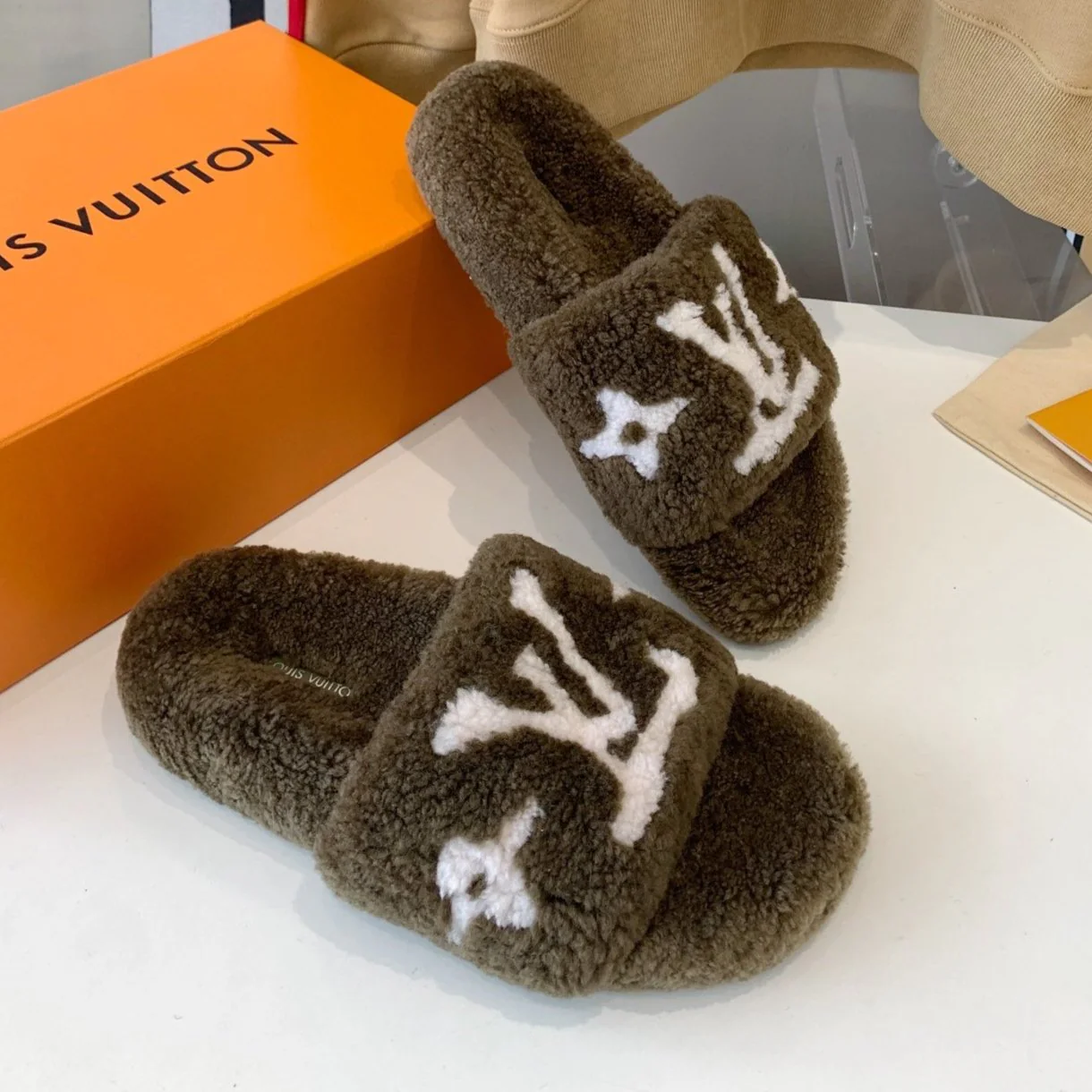 LV WOMEN'S PASEO FLAT SLIPPER IN OLIVE GREEN FLEECE WITH WHITE LOGO