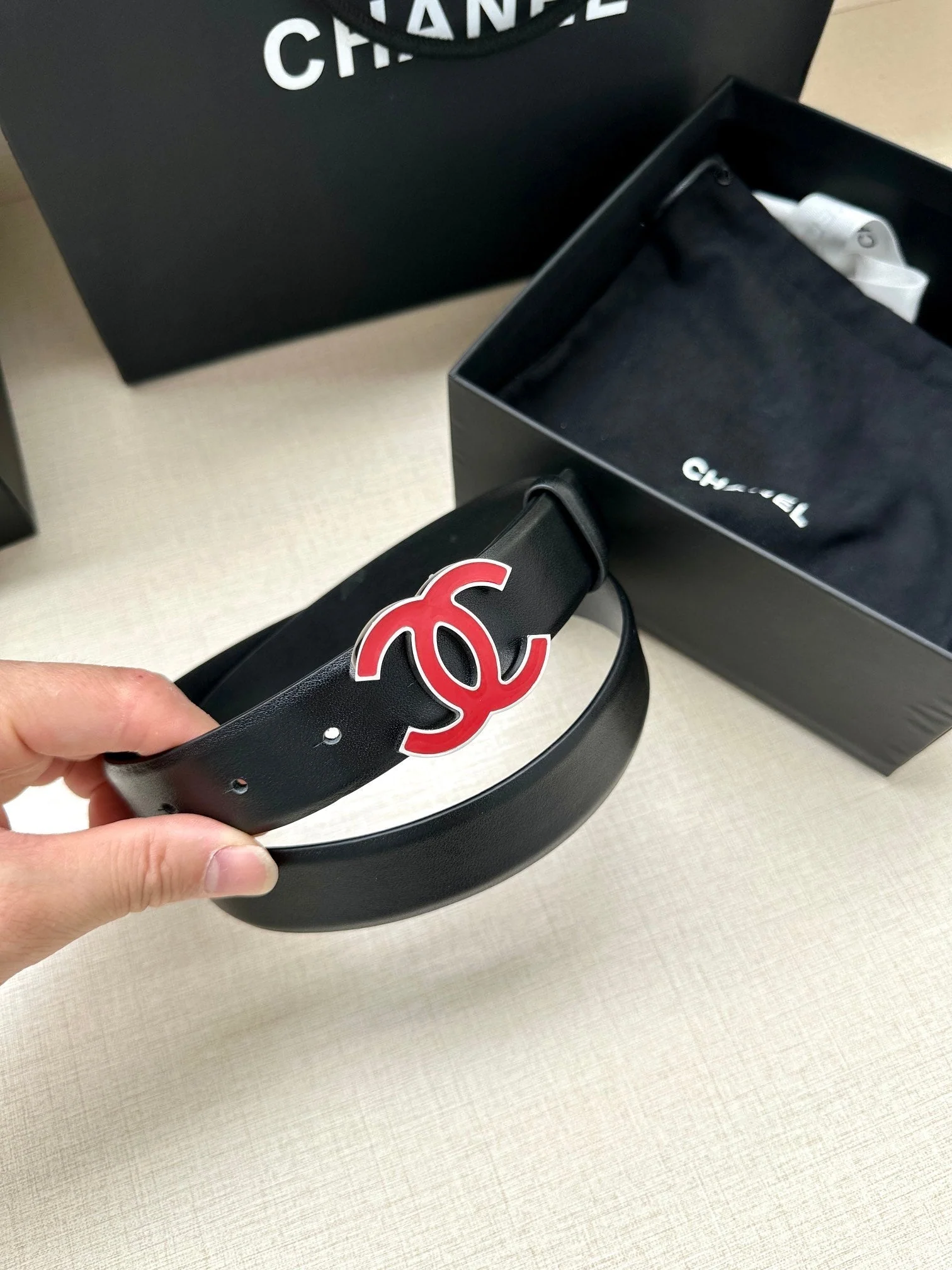 CC 30MM BELT IN BLACK SMOOTH CALFSKIN WITH RED METAL LOGO