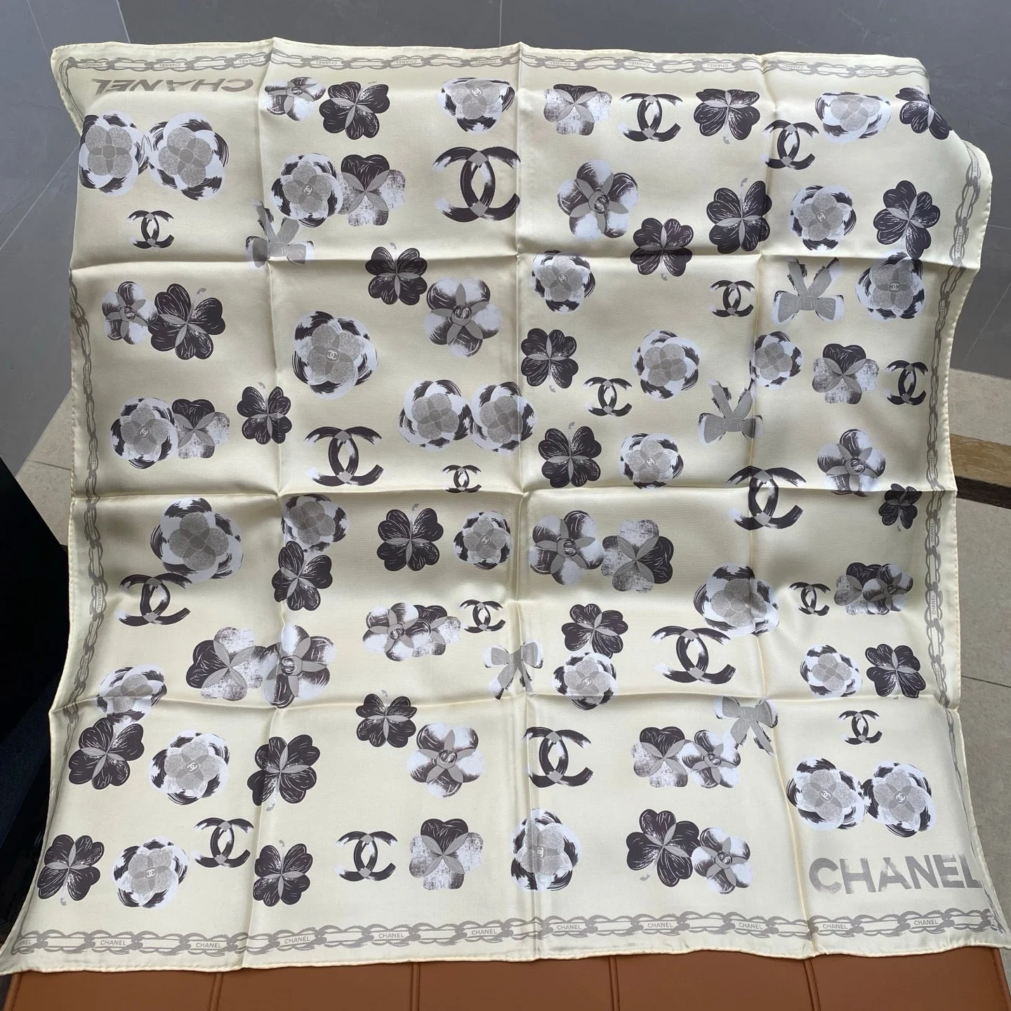 CHANEL 25S SCARF 90 IN SILK 703655
