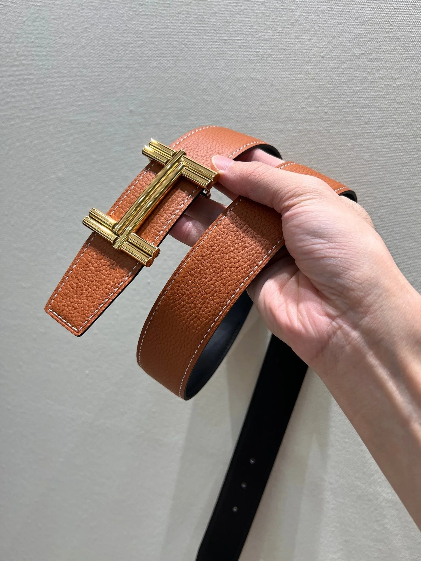 HM TRAVERSE BELT BUCKLE & REVERSIBLE BRONZE BROWN LEATHER STRAP 38 MM GOLD HARDWARE