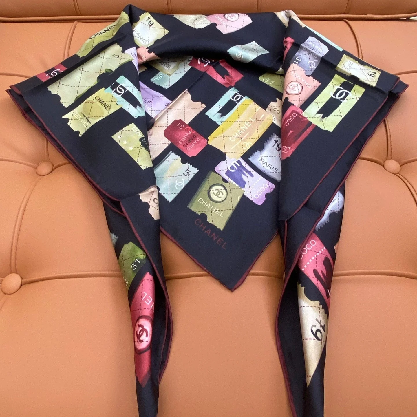 CHANEL 25S SCARF 90 IN SILK 703703