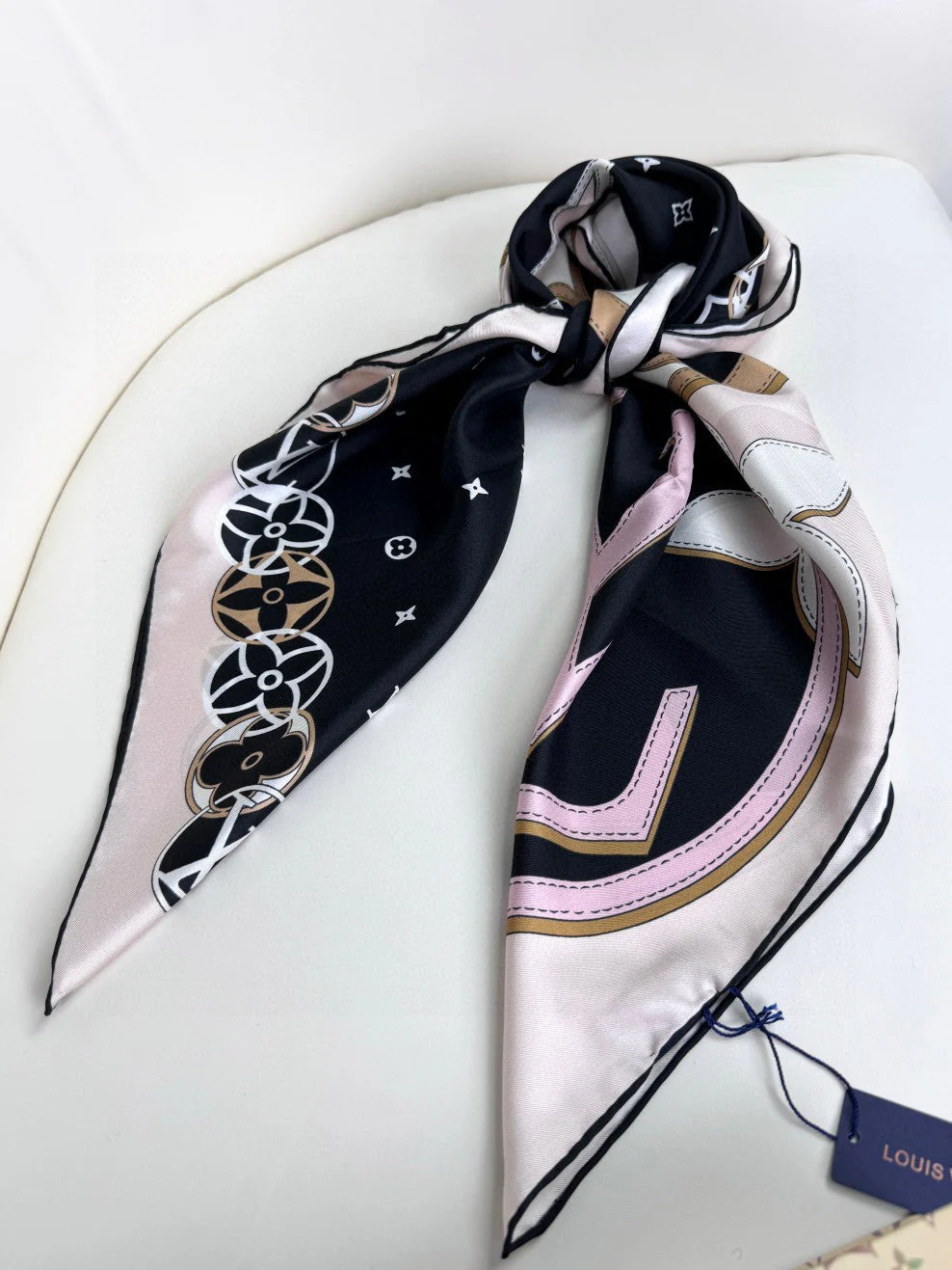 LV SCARF 90 CM IN SILK 720000